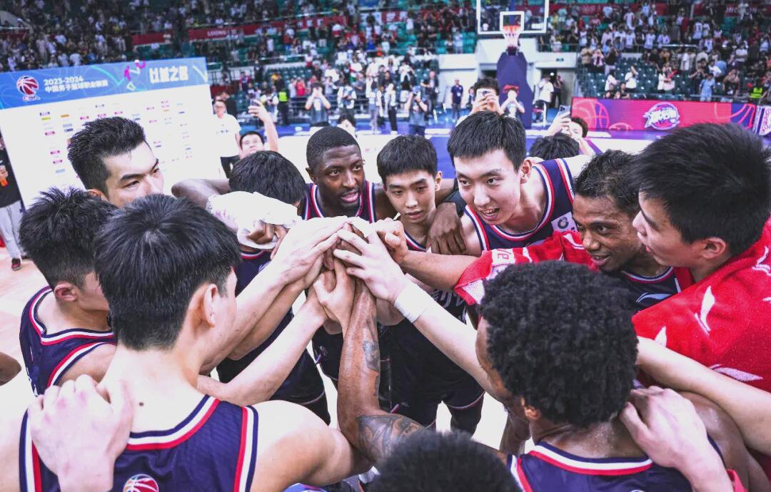 九游娱乐官方-今夜多特蒙德备战CBA季后赛里程碑夜广东宏远更衣室发声，连对手都承认：阿贾克斯围绕德甲绝杀压哨